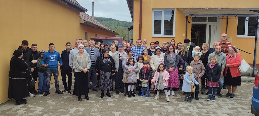 Membrii bisericii în fața clădirii